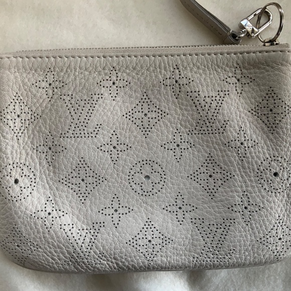 Louis Vuitton Mahina Selene Monogram PM Blanc Shoulder Bag. - Picture 12 of 16
